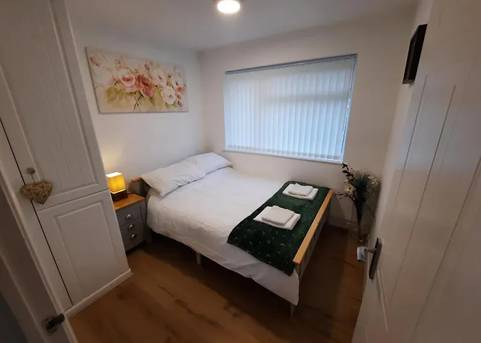2 Bed Chalet St Margaret\'S At Cliffe South Coast